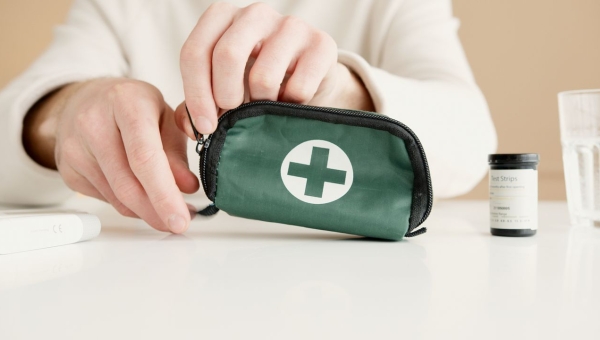 Trousse à pharmacie familiale : la liste complète des indispensables